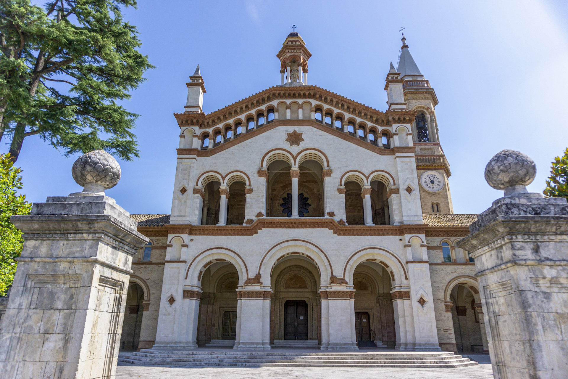 La madonna muove gli occhi: fioccano le testimonianze, assalto dei fedeli al santuario!