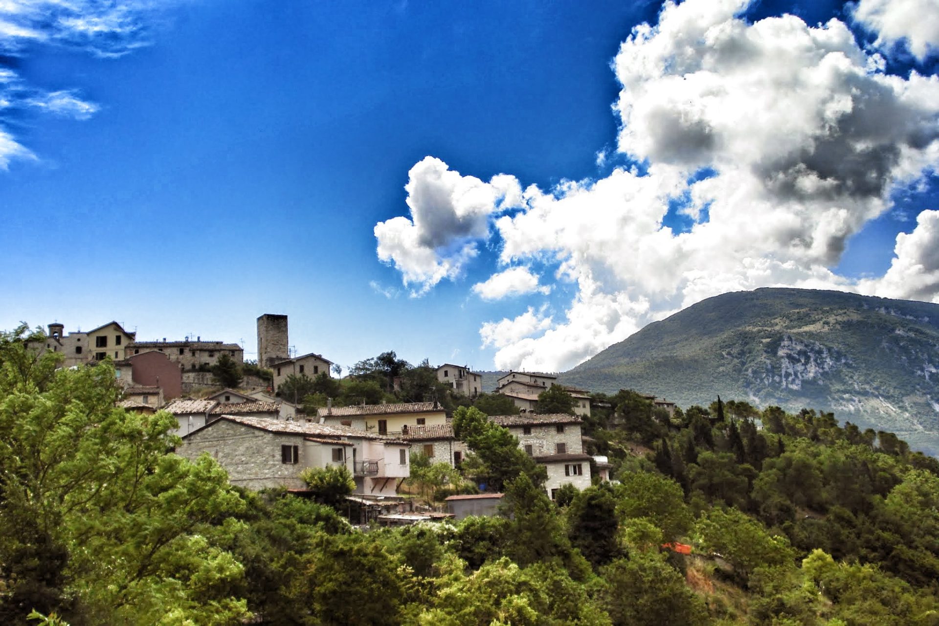 Pierosara, il borgo medioevale sospeso tra leggenda e magia del paesaggio