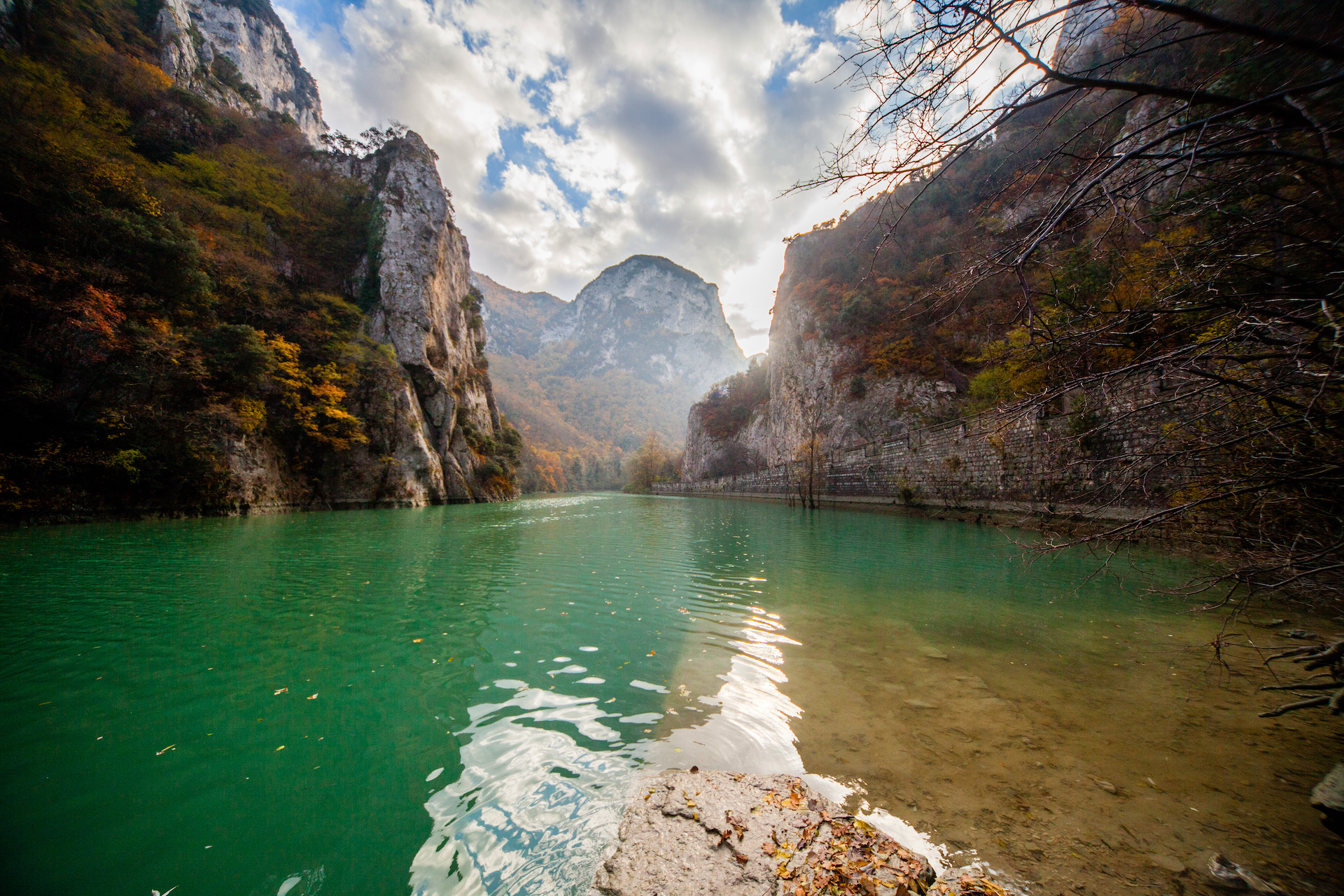 Riserva naturale della gola del Furlo nelle Marche, Italia