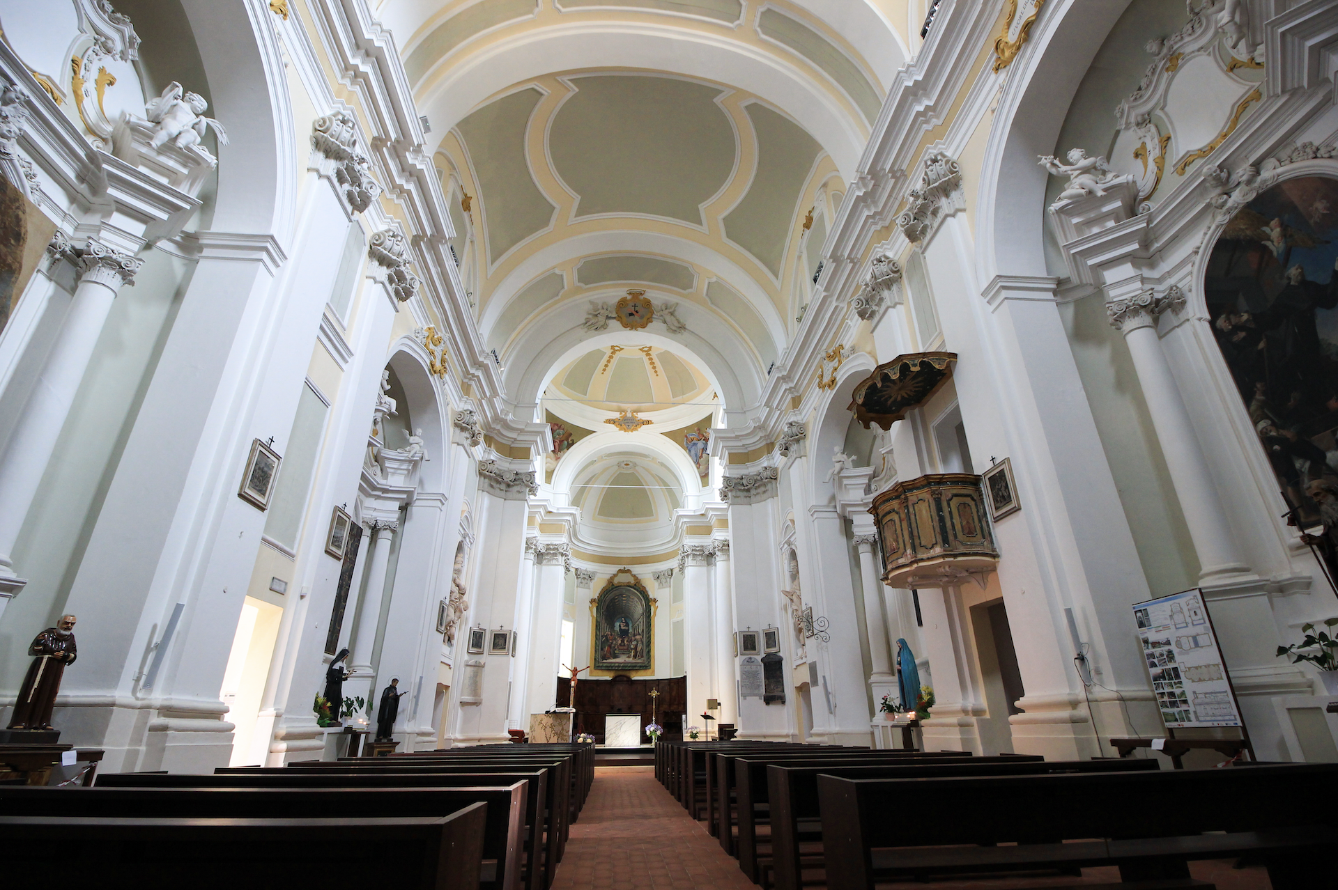 Giochi di sguardi nella chiesa di San Francesco a Montelupone