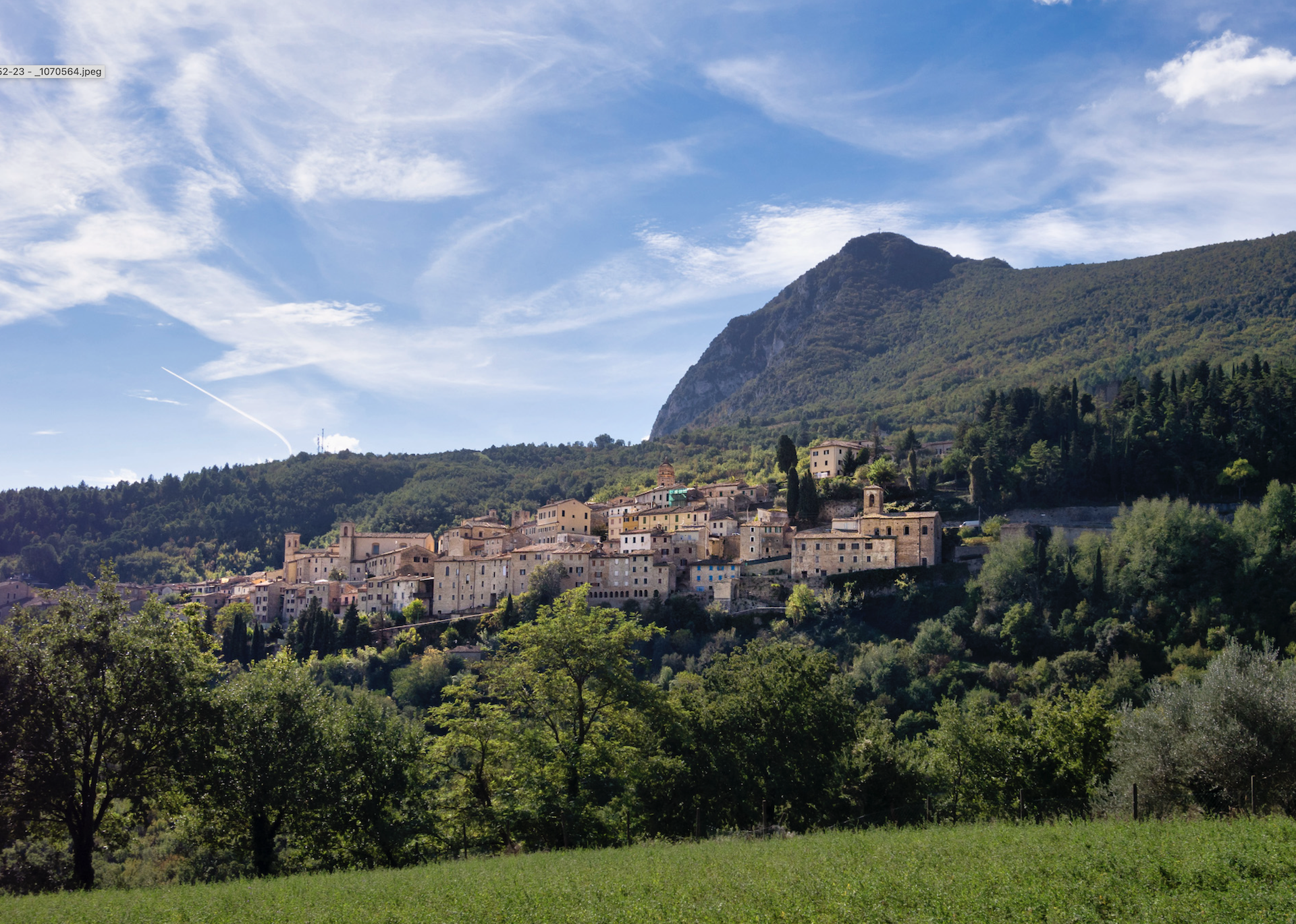 Serra San Quirico: un tuffo nella storia tra le mura di un borgo incantato